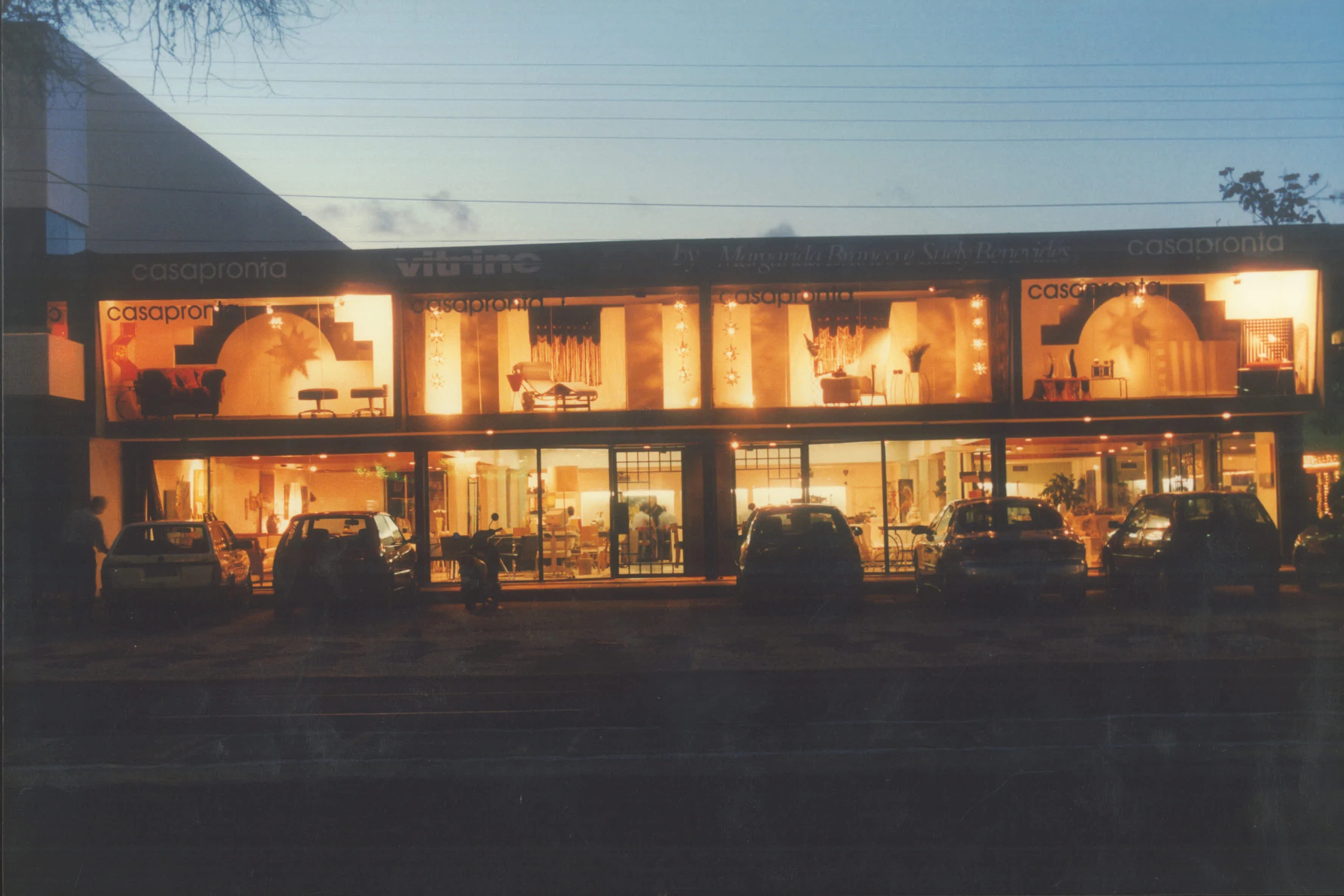 Vitrine 1998 assinada por Margarida Branco e Suely Benevides