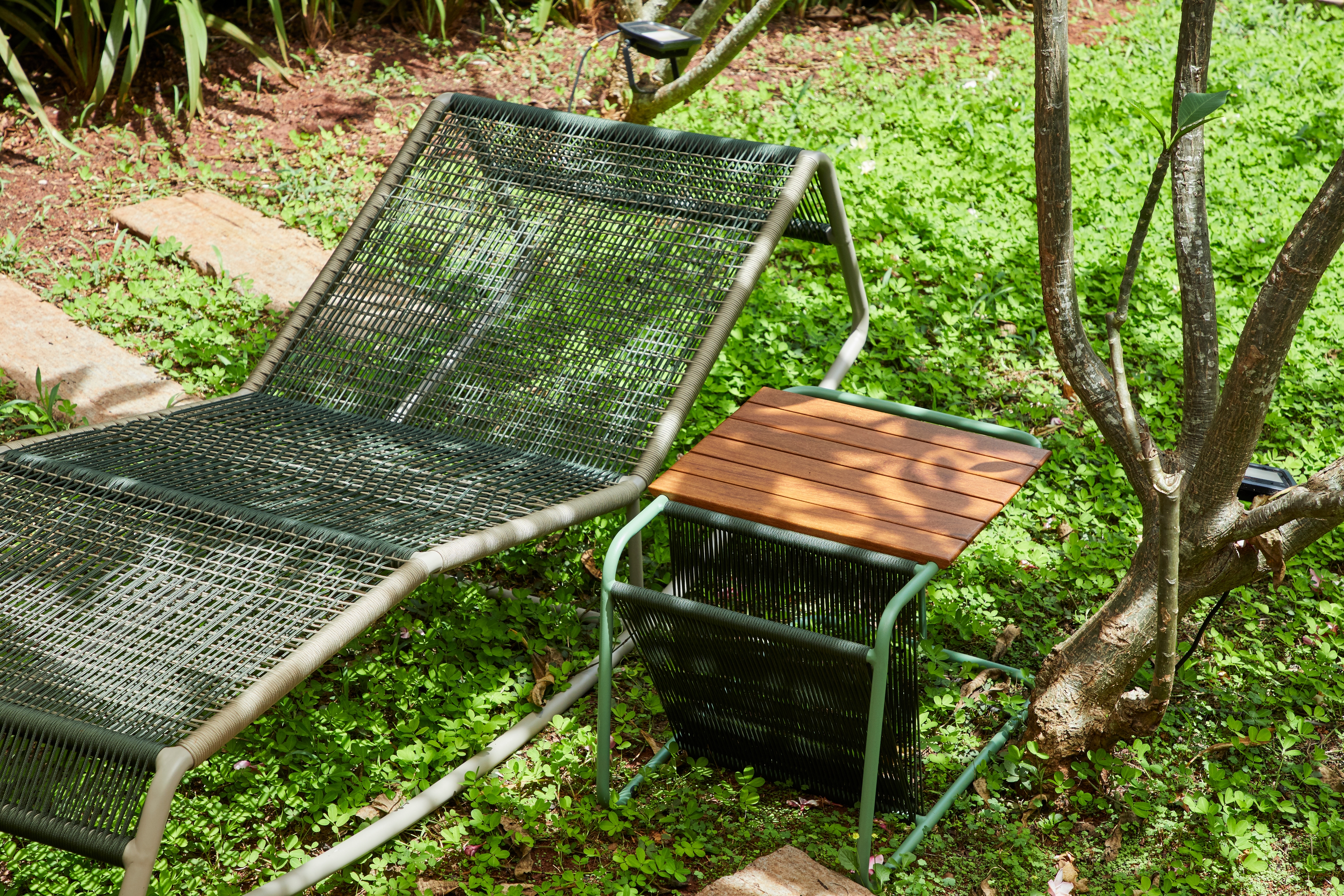 Mesa Lateral com Revisteiro Contorno